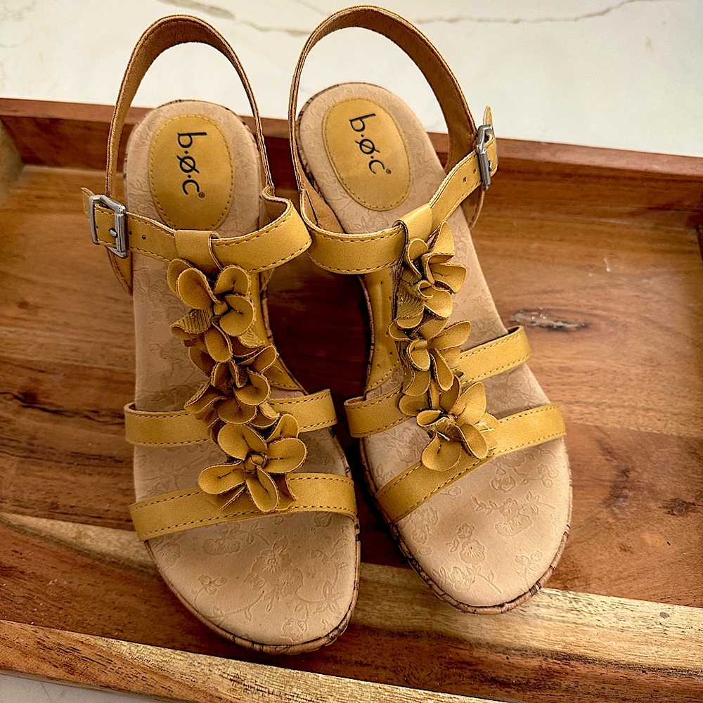 BOC Evita Comfort Wedge Sandals With Flowers size 8. EUC
